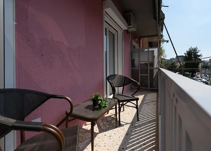 Newly Renovated 2 Bedroom Apartment, 5Min To Metro