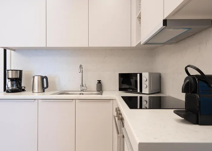 Newly Renovated 2 Bedroom Apartment, 5Min To Metro
