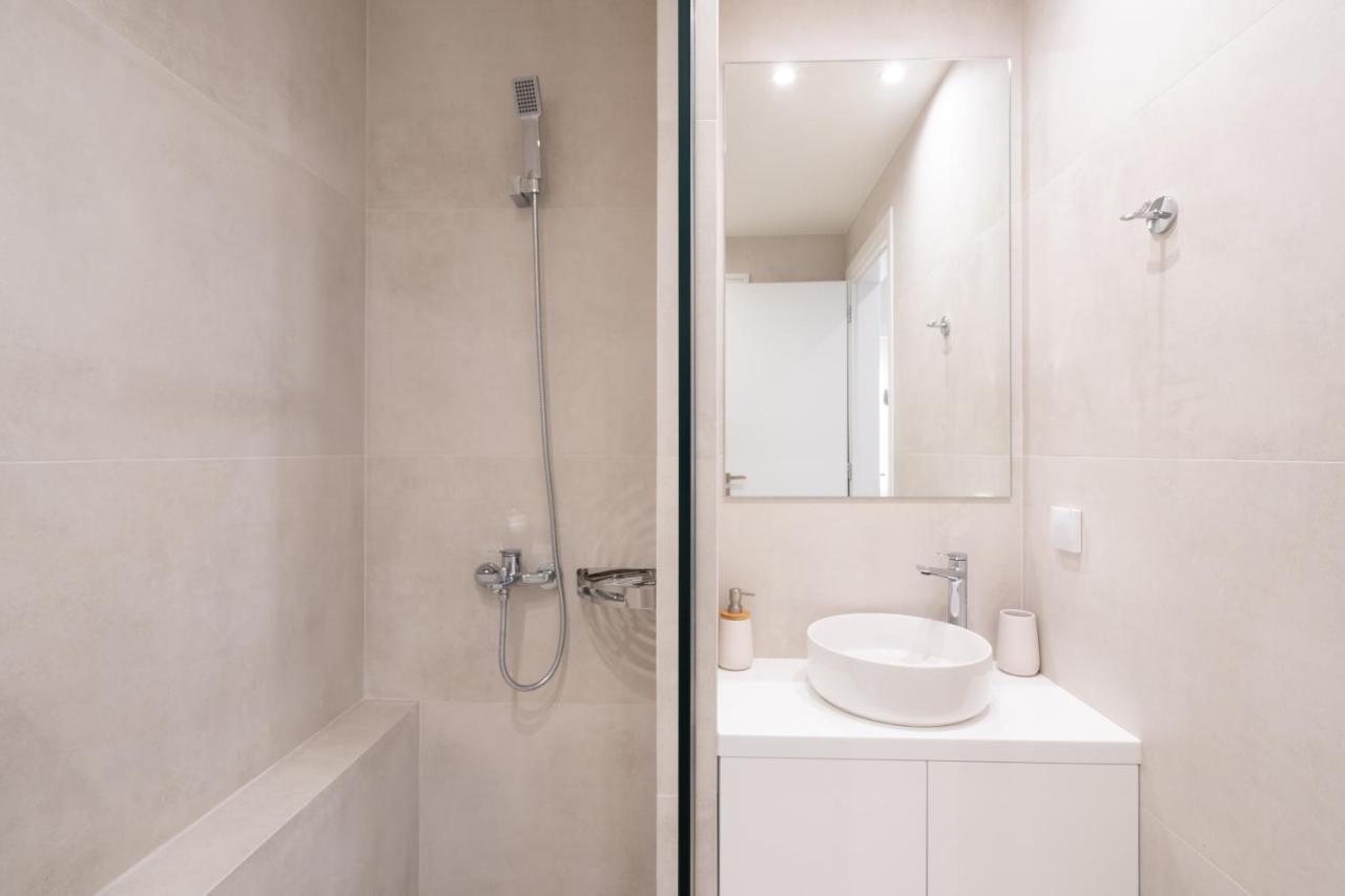 Newly Renovated 2 Bedroom Apartment, 5min To Metro