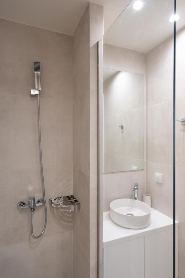 Newly Renovated 2 Bedroom Apartment, 5min To Metro Apartment *