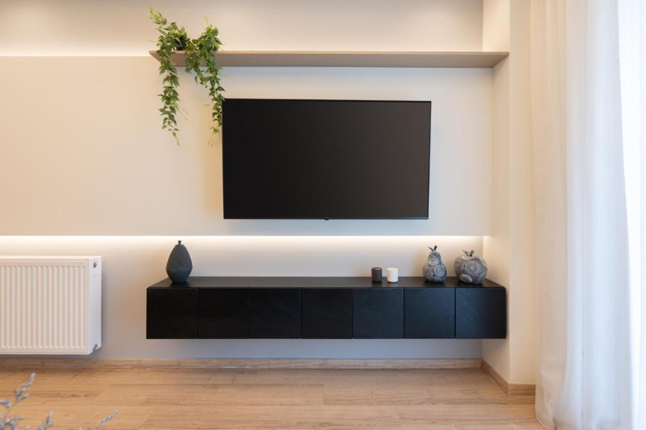 Newly Renovated 2 Bedroom Apartment, 5min To Metro Athens