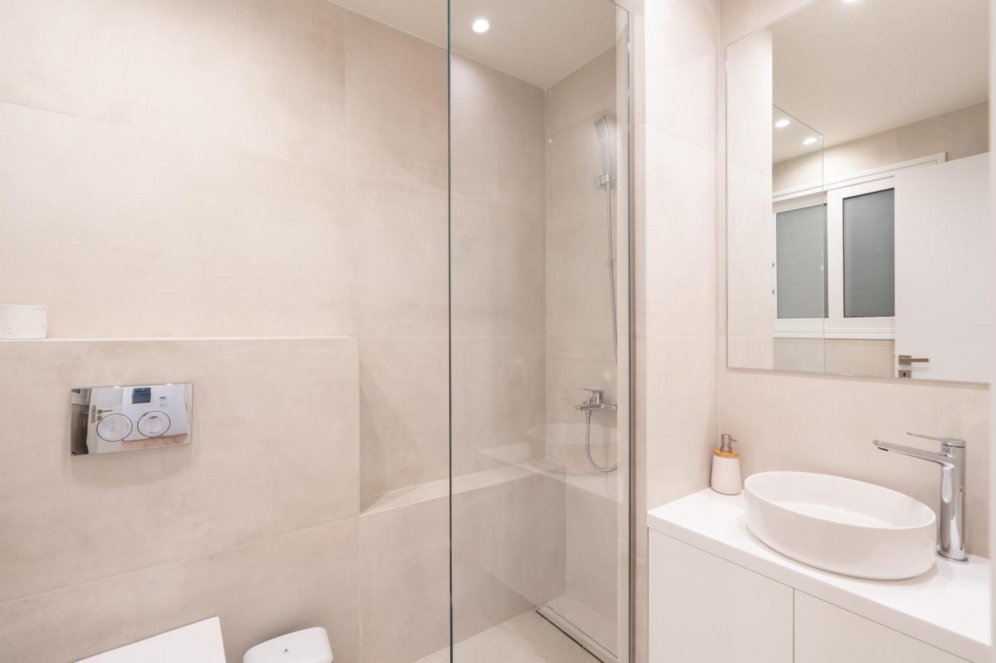 Newly Renovated 2 Bedroom Apartment, 5min To Metro