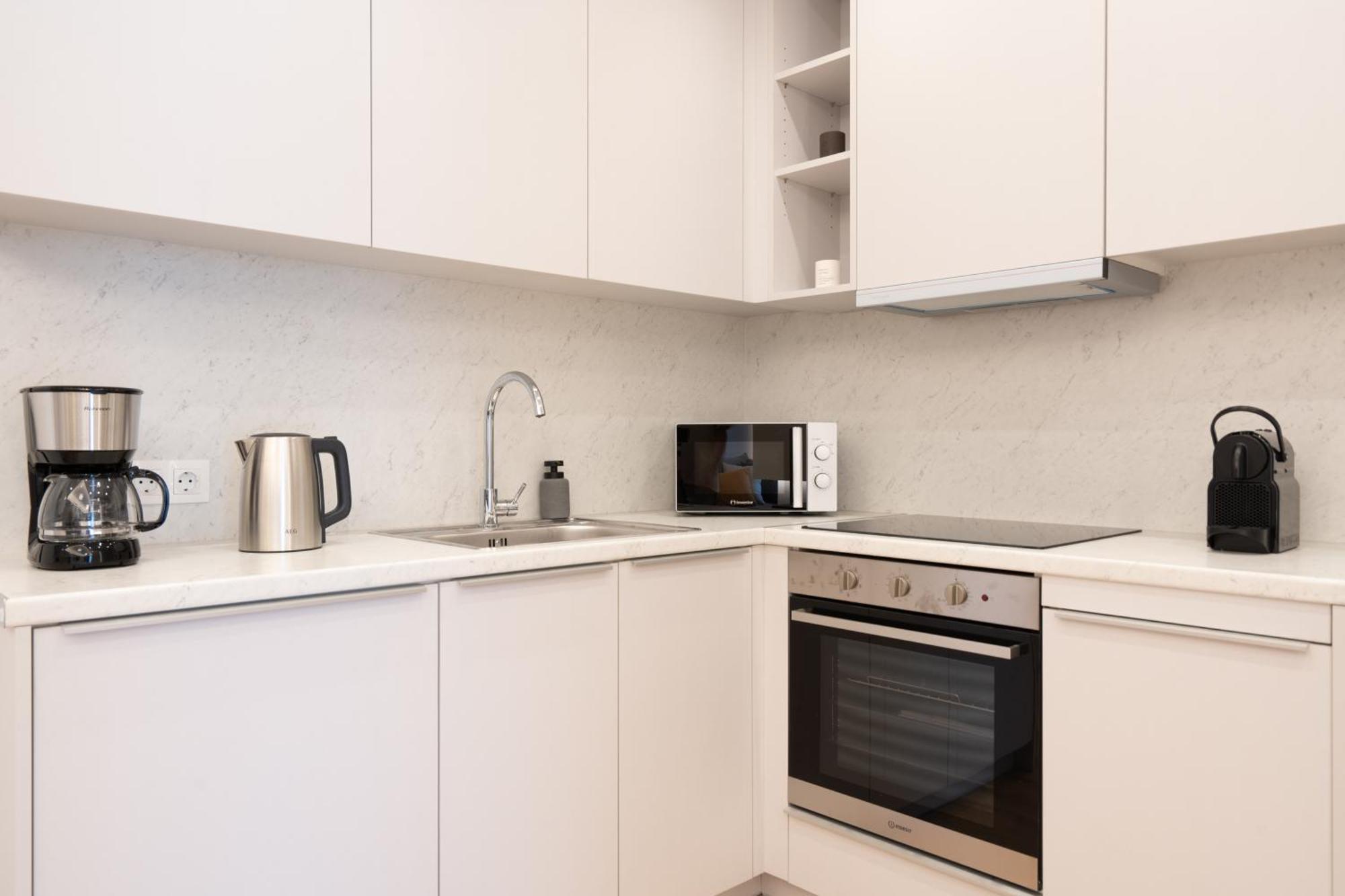 Newly Renovated 2 Bedroom Apartment, 5min To Metro Apartment *