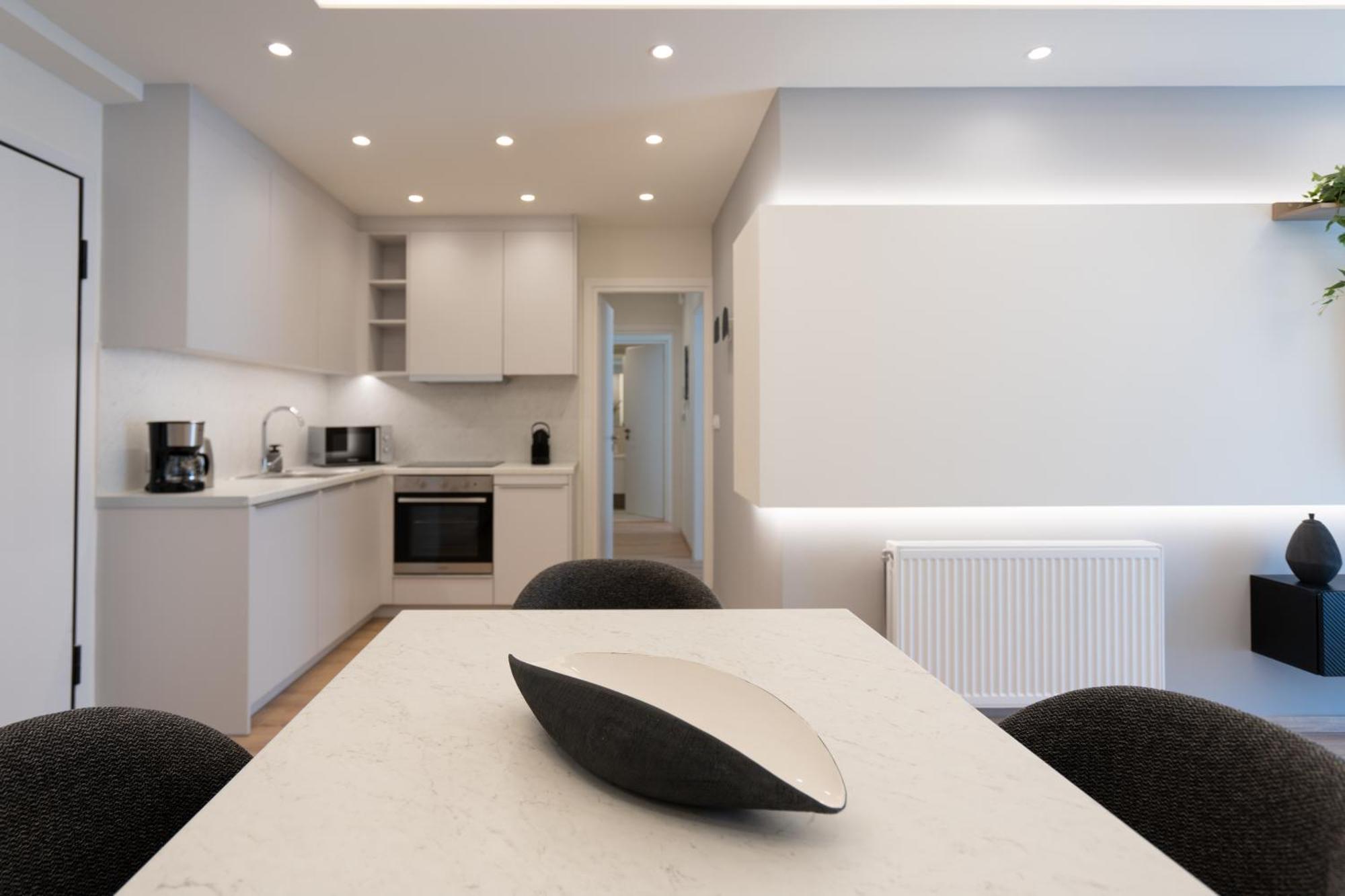 Apartment Newly Renovated 2 Bedroom Apartment, 5min To Metro *