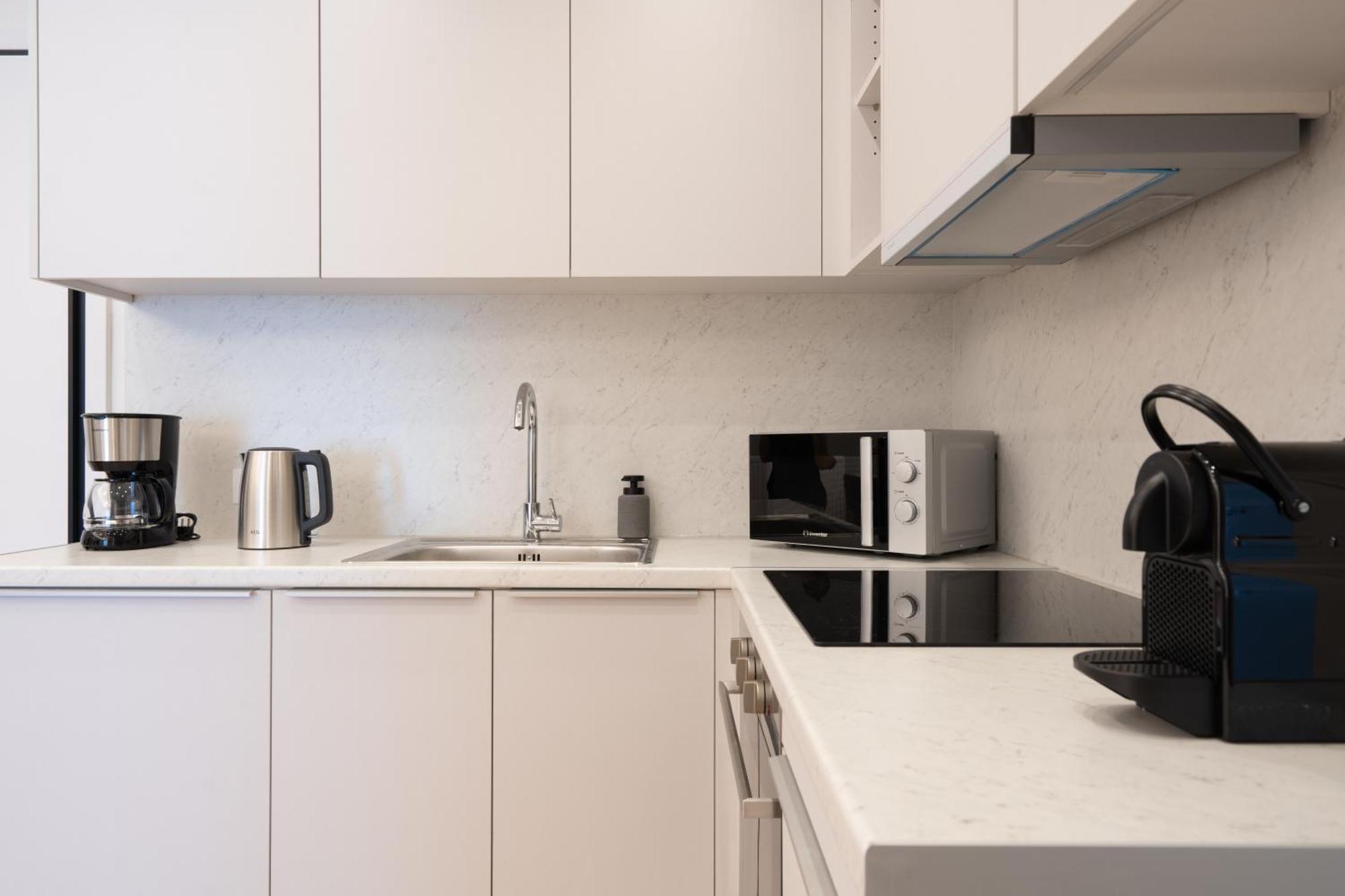Newly Renovated 2 Bedroom Apartment, 5min To Metro Apartment *