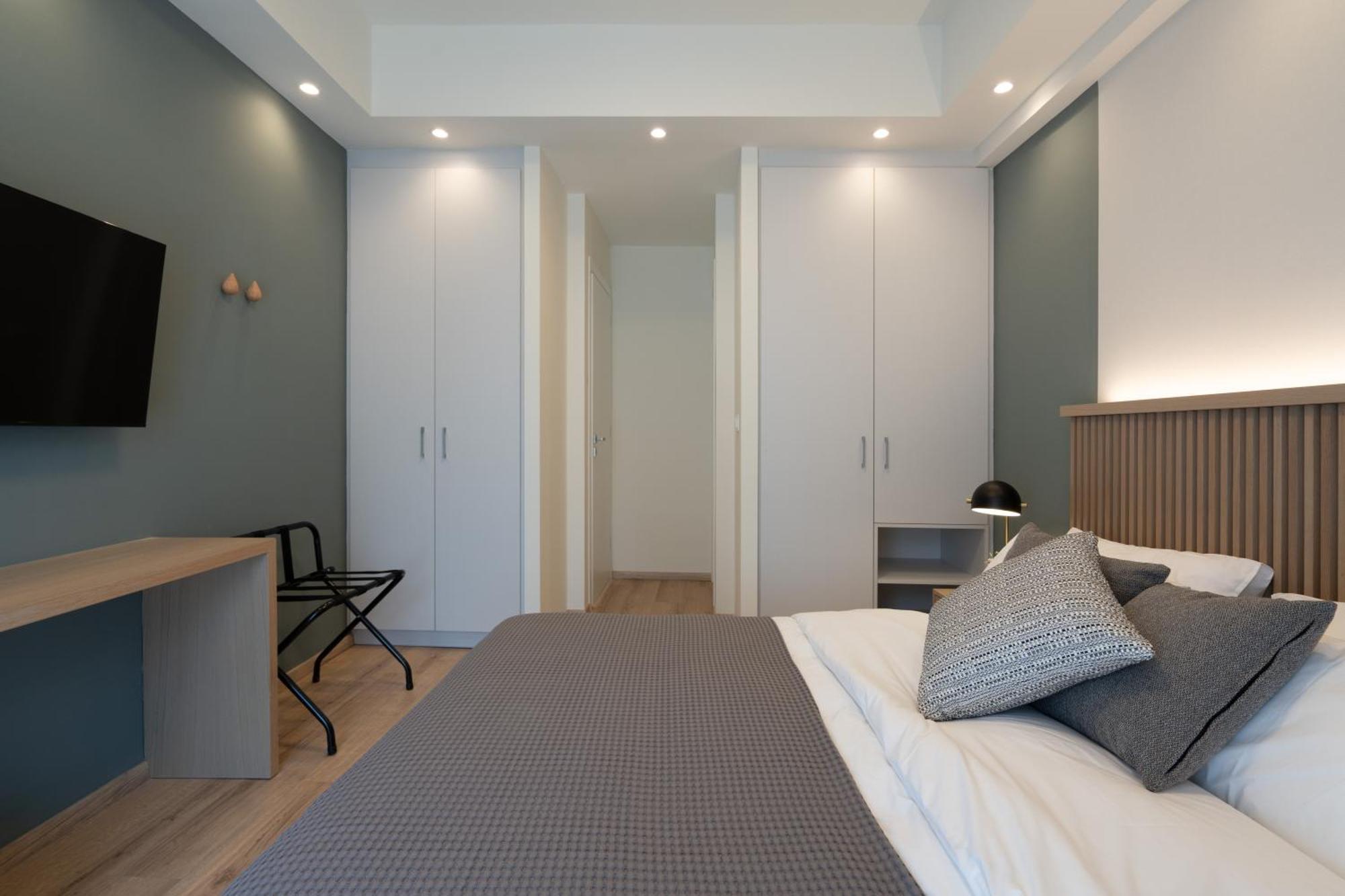 Newly Renovated 2 Bedroom Apartment, 5min To Metro Apartment