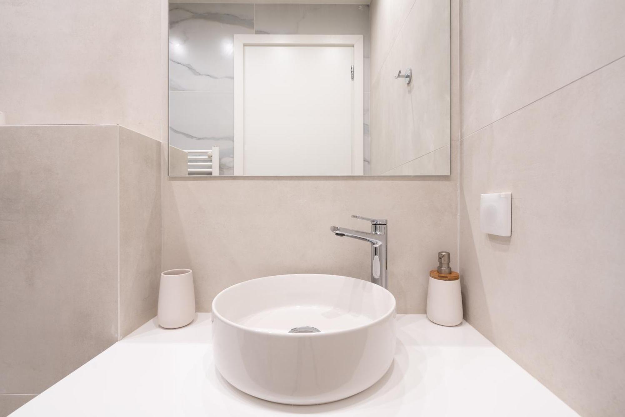 Apartment Newly Renovated 2 Bedroom Apartment, 5min To Metro *