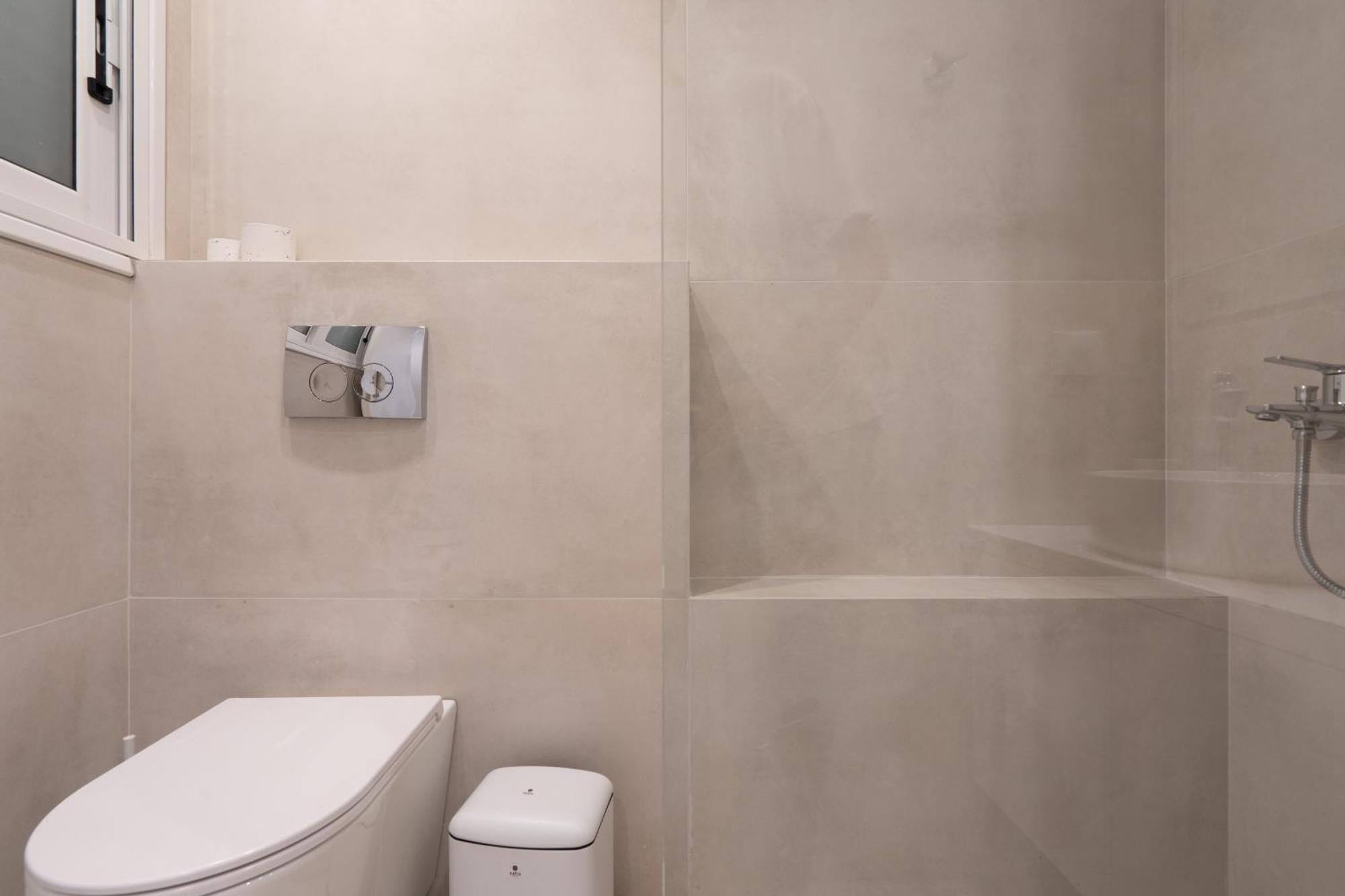 Newly Renovated 2 Bedroom Apartment, 5min To Metro *
