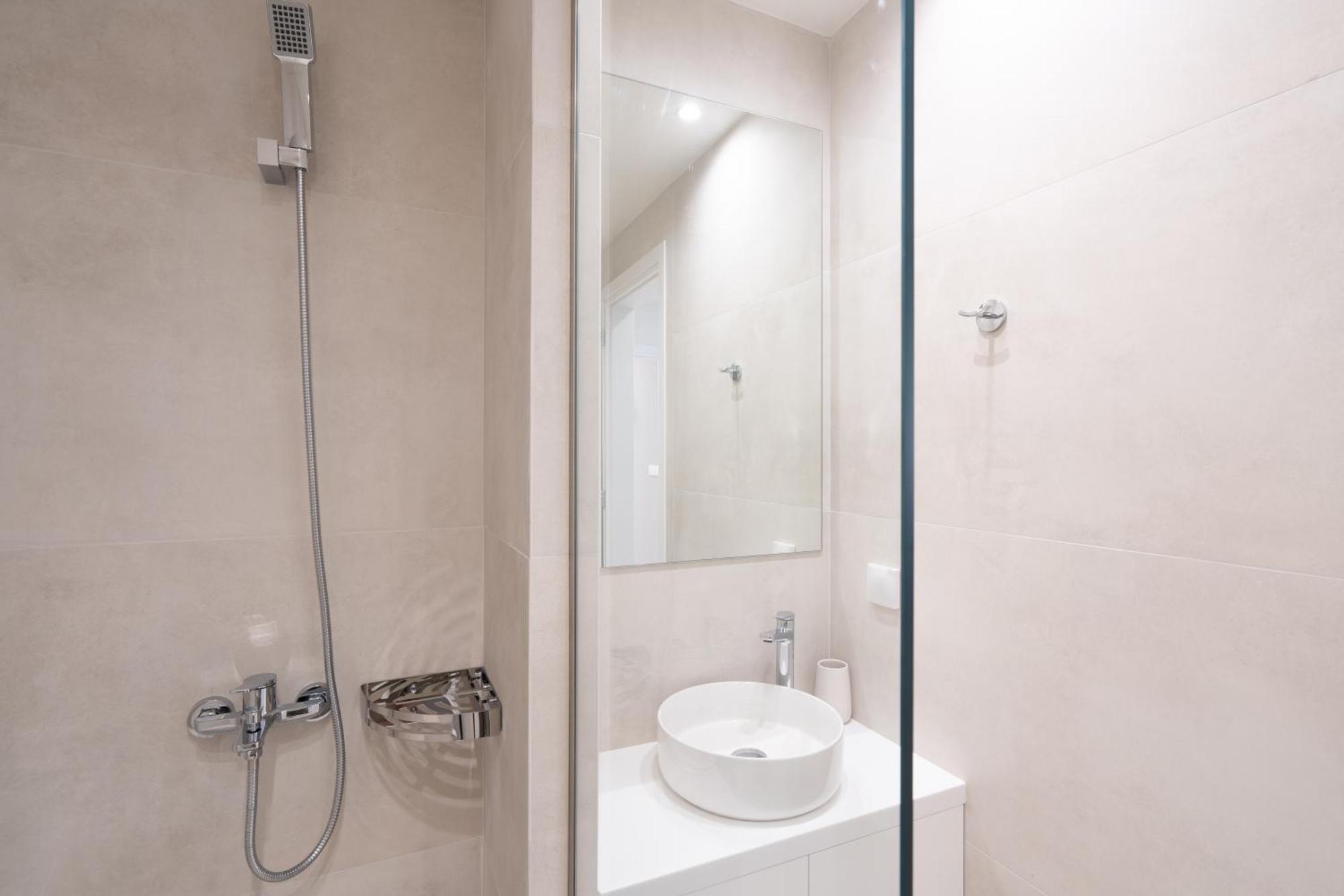 Apartment Newly Renovated 2 Bedroom Apartment, 5min To Metro *