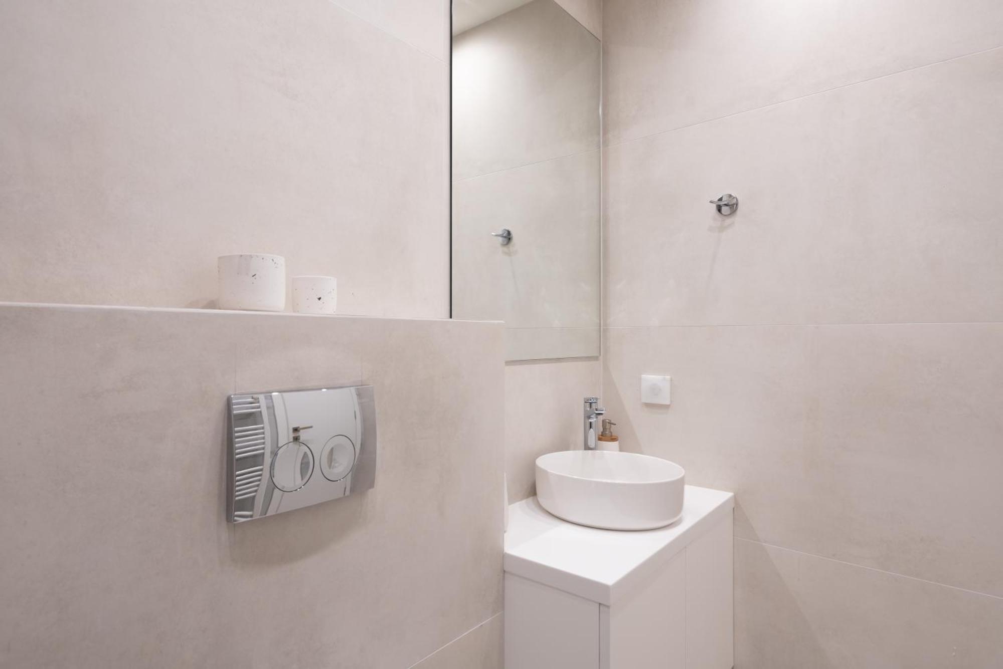Newly Renovated 2 Bedroom Apartment, 5min To Metro *