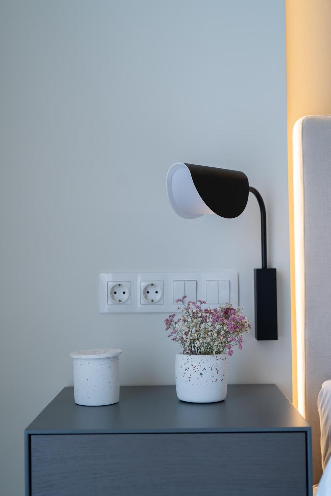 Newly Renovated 2 Bedroom Apartment, 5min To Metro