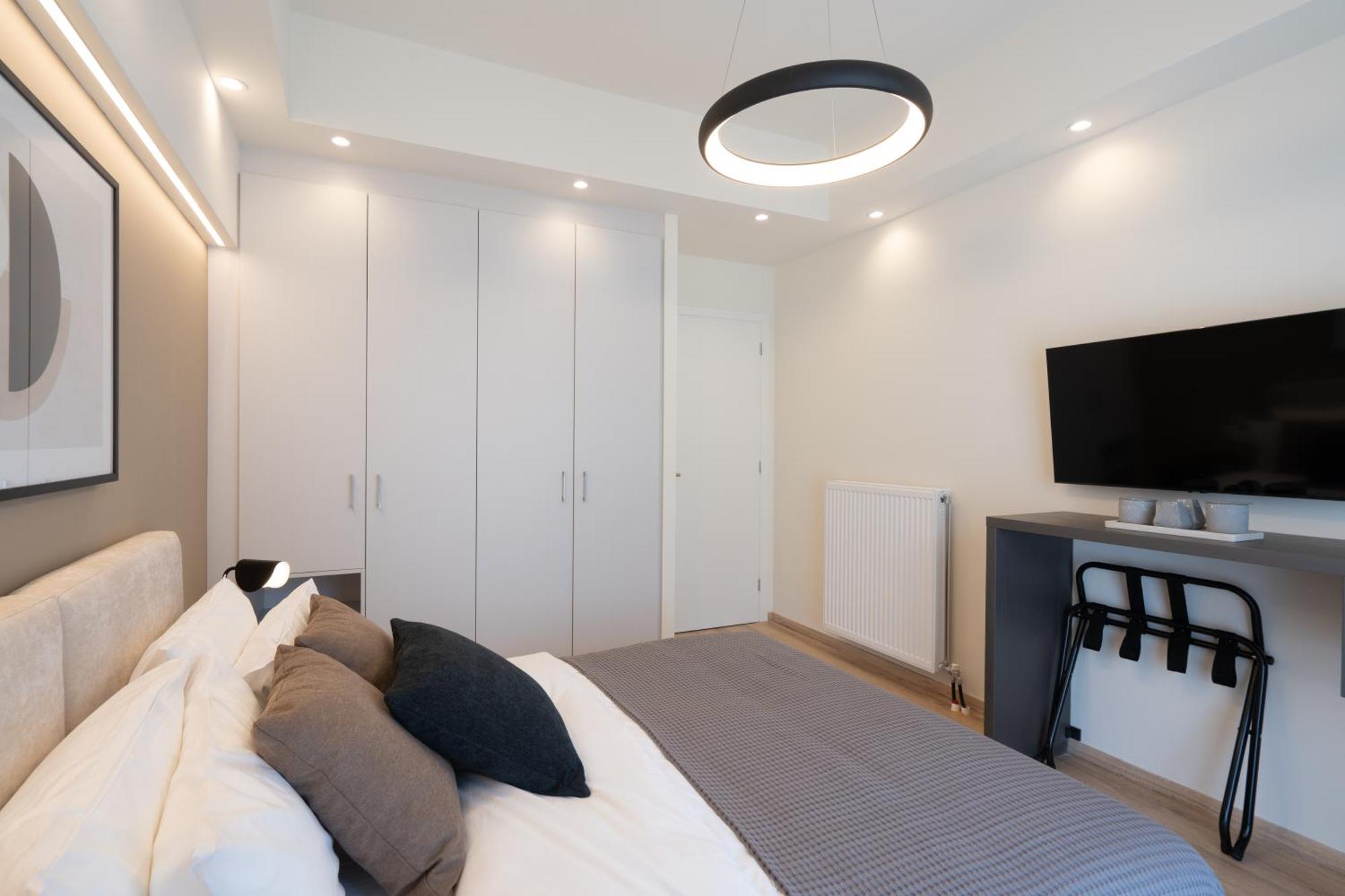 Newly Renovated 2 Bedroom Apartment, 5min To Metro