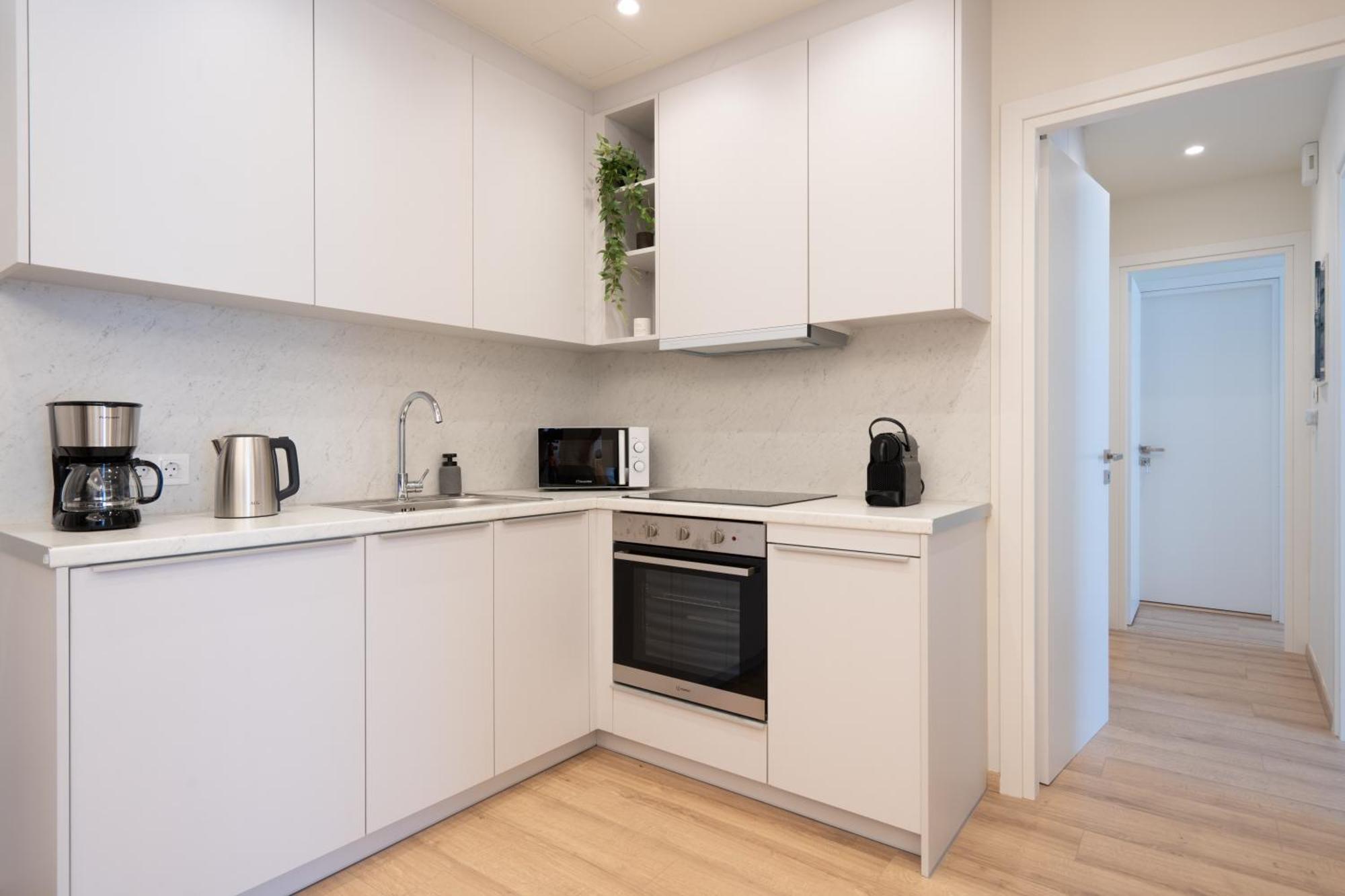 Newly Renovated 2 Bedroom Apartment, 5min To Metro Athens