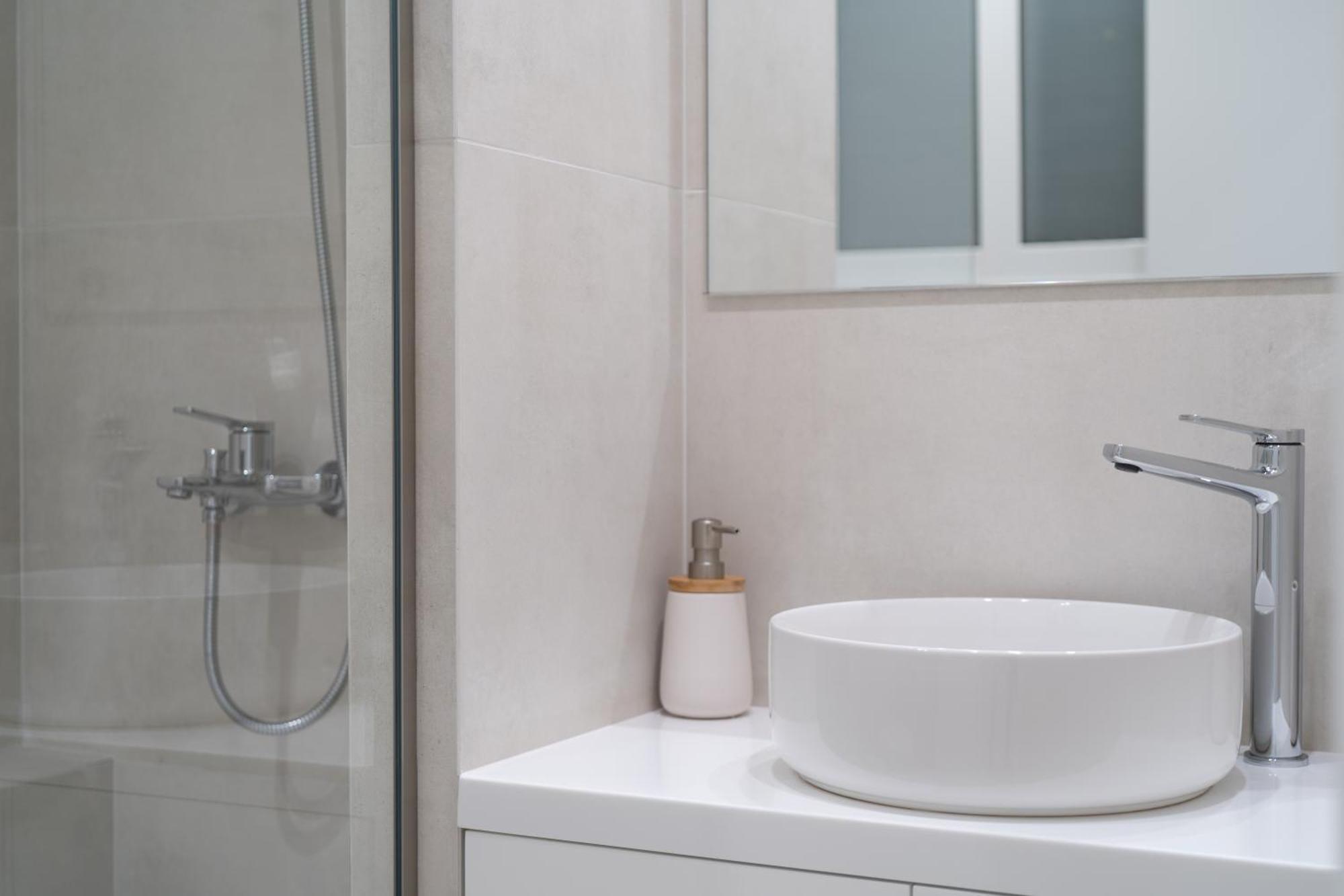 Newly Renovated 2 Bedroom Apartment, 5min To Metro *