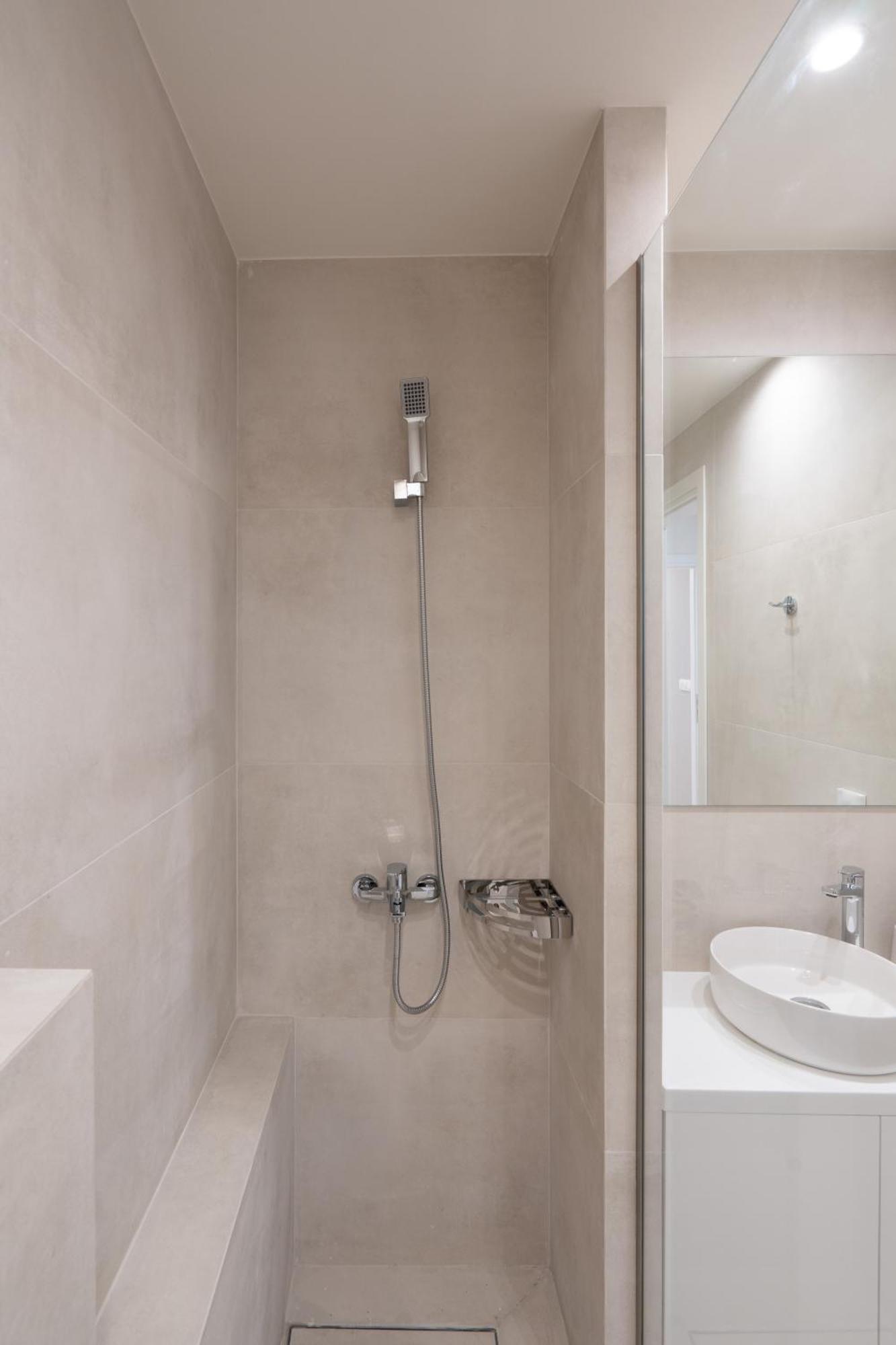Newly Renovated 2 Bedroom Apartment, 5min To Metro Apartment